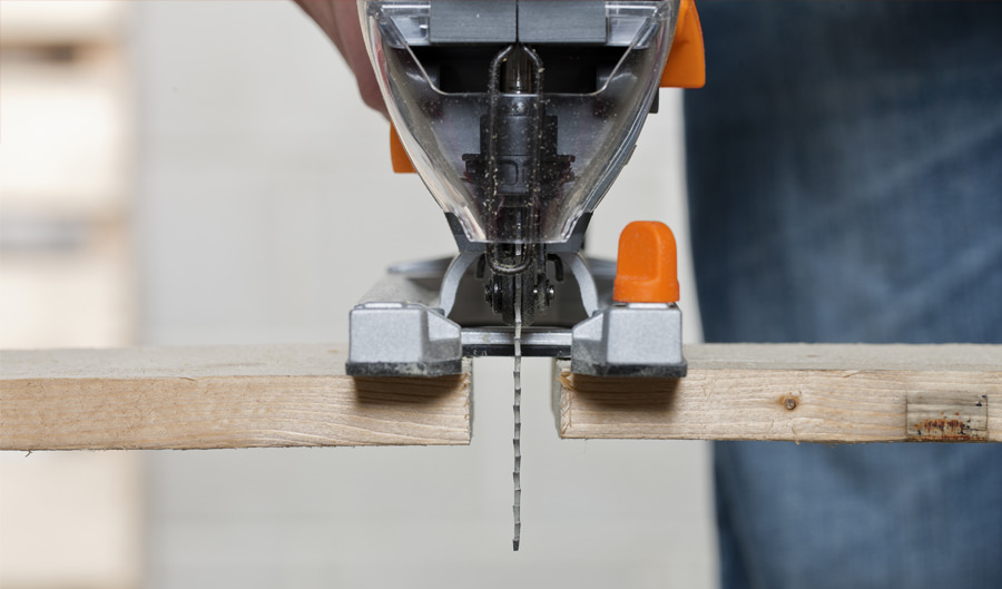 Kā zāģēt plānu un biezu koku ar figūrzāģi?