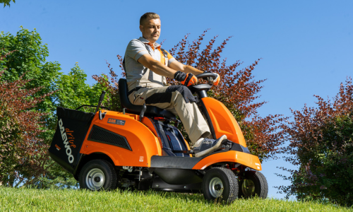 zāles pļaujamais traktors