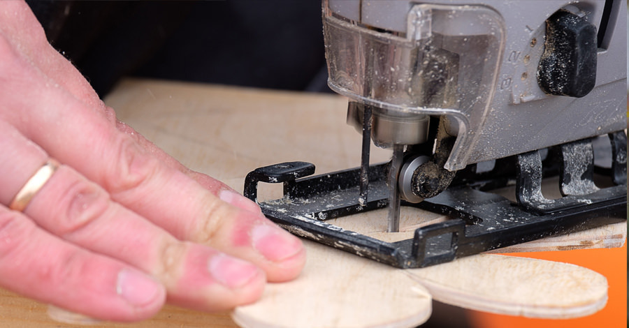 Kā zāģēt līklīnijas ar figūrzāģi?