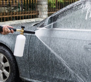 Auto mazgāšana ar augstspiediena mazgātāju