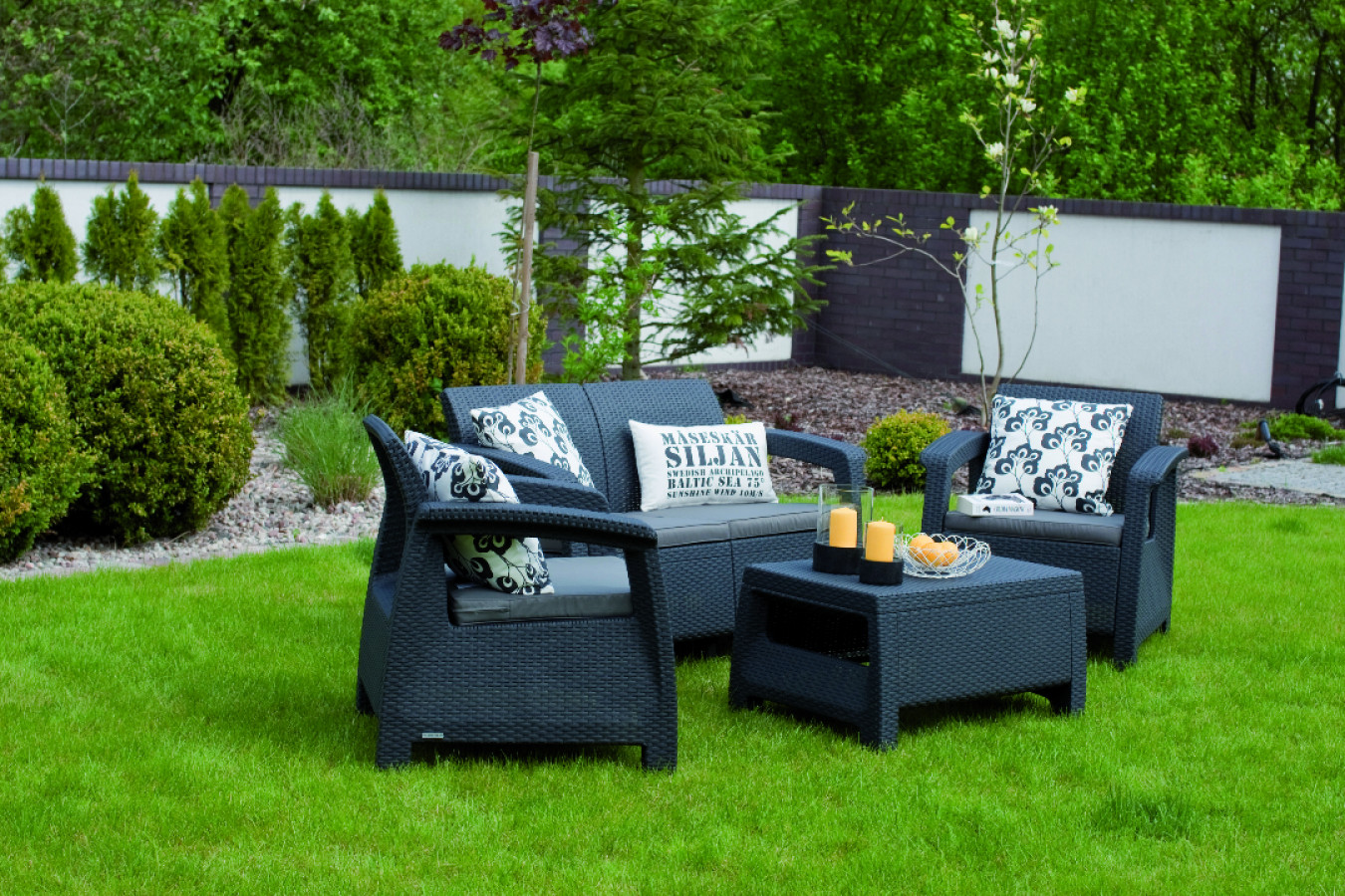 Dārza mēbeles izturīgas pret mitruma iedarbību.