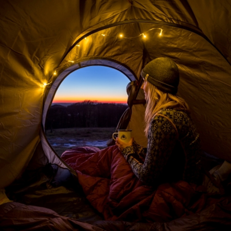 Kvalitatīvas teltis un guļammaisi.