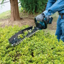 Makita DUH506RF bezvadu dzīvžoga &scaron;ķēres 18 V Li-Ion 3 Ah bezsuku motors 500 mm dubultā asmens līdz 20 mm zaru grie&scaron;ana 4000 gājieni/min XPT aizsardzība elektriska bremze ergonomiska rokturis Zils/Melns