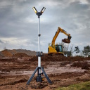 JCB Tri-Fold Konnect torņa LED darba gaismeklis būvlaukumiem 8400lm 3 galvas 360&deg; 18V vai 110/240V 2.4m statīvs IP54 JCB-SL-TRI-FOLD