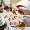 Супер удобная беспроводная маникюрная фрезмашина с 5 уровнями мощности и мега комплектом аксессуаров Розовая AD2181 Adler