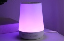 Vaiki&scaron;ka naktinė LED atmosferinė lempa su balto triuk&scaron;mo ir miego melodijų funkcija 7 spalvos 34 garso režimai 12 cm balta WN002-WH00BA-A Momcozy