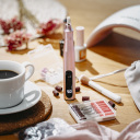 Супер удобная беспроводная маникюрная фрезмашина с 5 уровнями мощности и мега комплектом аксессуаров Розовая AD2181 Adler