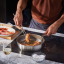 Cep&scaron;anas panna ar vāku, FISKARS, 1064746, 26 cm, nerūsējo&scaron;ais tērauds, 3.2 l