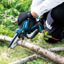 Makita DUC101Z01 belaidė &scaron;akų pjūklė 18 V be&scaron;epetė variklis 320 W, 100 mm kreipiančioji, 8 m/s grandinės greitis, automatinis grandinės tepalas, 0.05 L alyvos bakas, 0.325&Prime; žingsnis, 76 dB garso lygis, rankos apsauga komplekte, akumuliatorius ir įkroviklis neįtraukti mėlyna-juoda