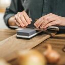 Asinātājs Whetstone Premium, FISKARS, 1058937, 284 mm, divpusējs akmens, 26&deg; asinā&scaron;anas leņķa vadotne, neslīdo&scaron;s turētājs