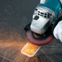 Makita 9558HNRZ угловая шлифовальная машина 840 Вт 125 мм 11 000 об/мин механический редуктор защита от случайного включения боковая рукоять блокировка шпинделя двойная изоляция чёрно-синий