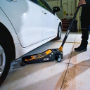 Zema profila hidrauliskais domkrats JCB TH33013 3 t 75–505 mm, divu virzuļu, gumijas palikni, drošības vārsts