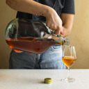 Lady demijohn 5 L su užsukamu dangteliu, be krep&scaron;elio BROWIN 640405 baltas stiklas, auksinis užsukamas dangtelis