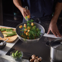 Cepšanas panna All Steel Wok, 28 cm, nerūsējošais tērauds, FISKARS 1064747, Ceratec™ nelīpošais pārklājums, piemērota cepeškrāsnī līdz 270°C