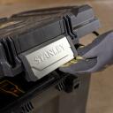 Stanley 52L Mobilā Darba Kaste STST33090-1, 52l, 40kg, IP43, noņemama kaste, V-groove, teksturēta rokturis, 7 collu riteņi